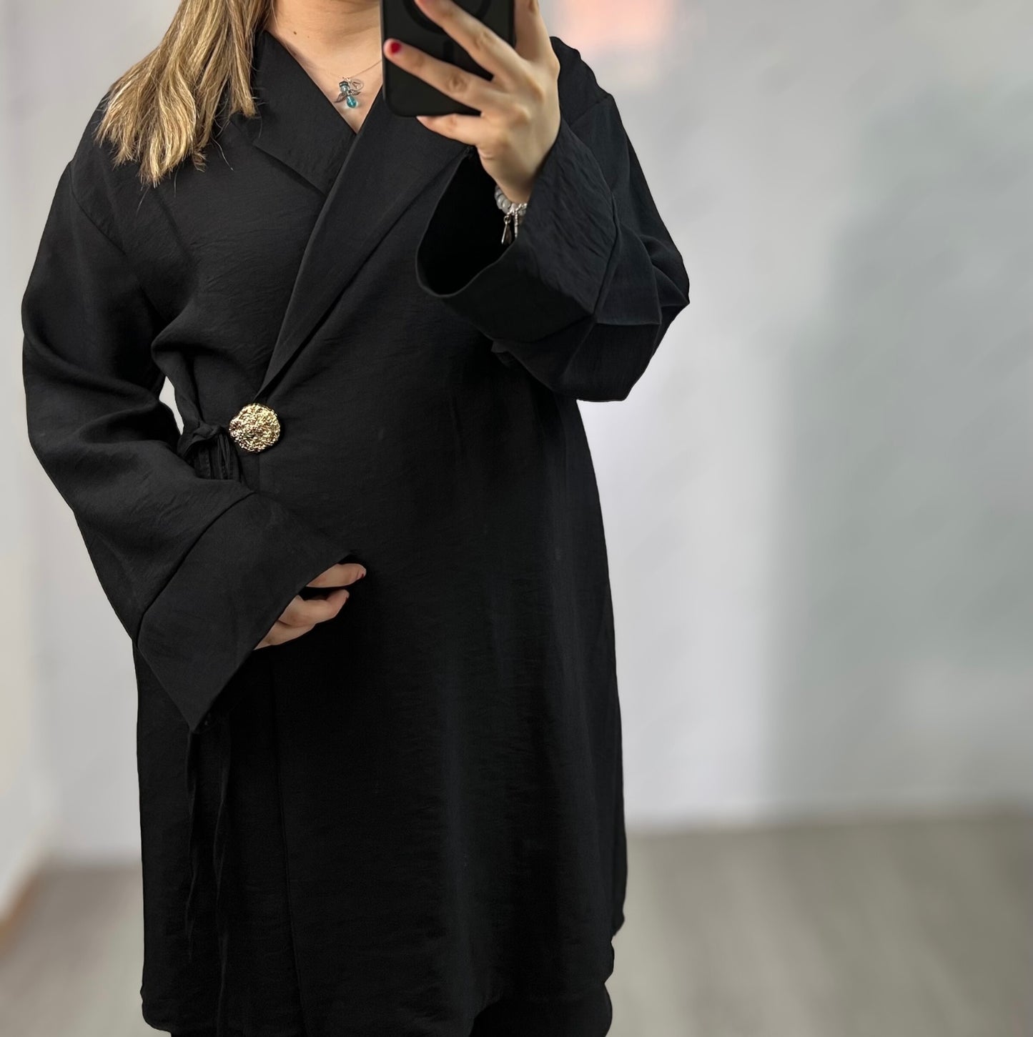 Conjunto negro con broche