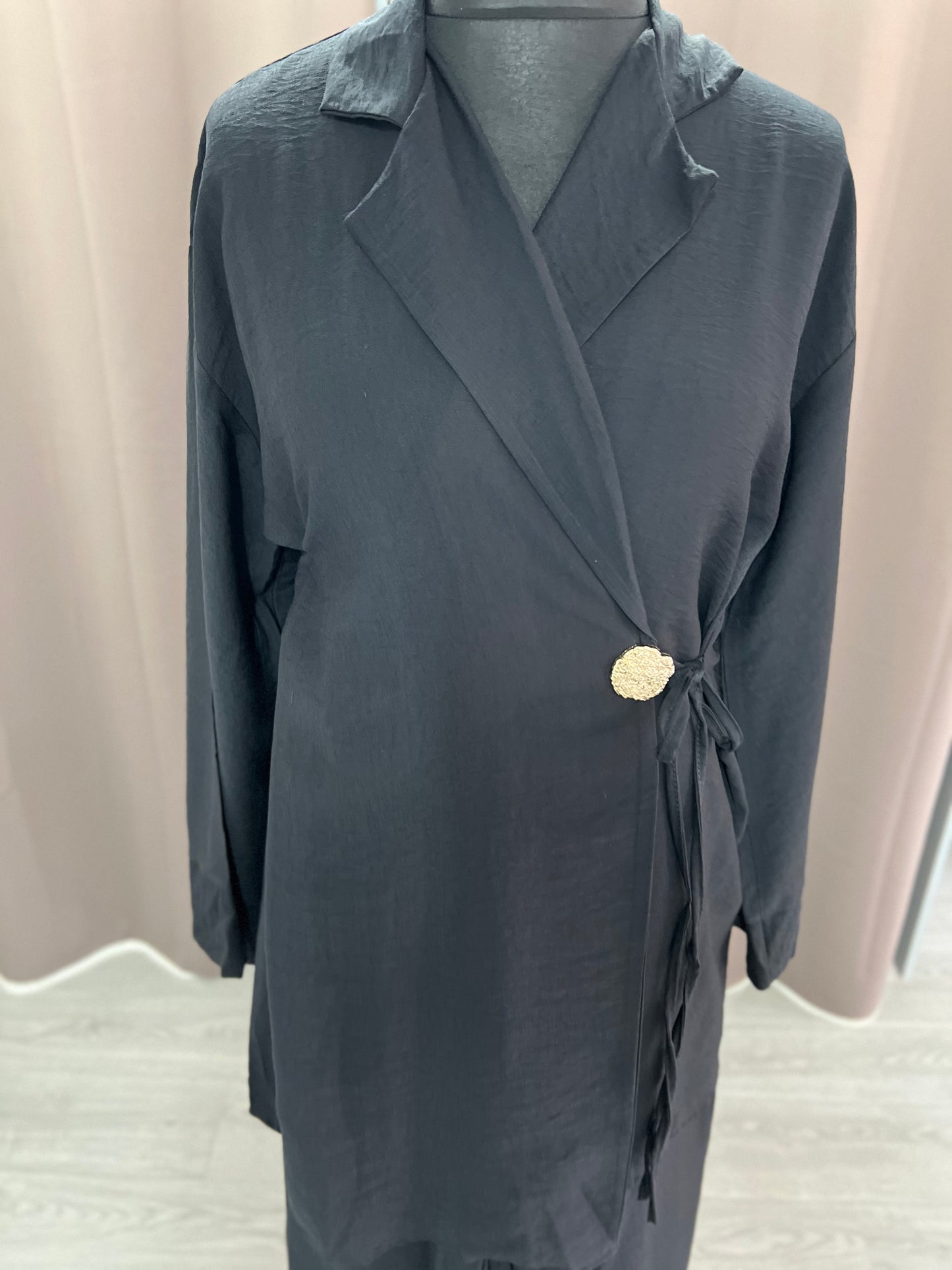 Conjunto negro con broche
