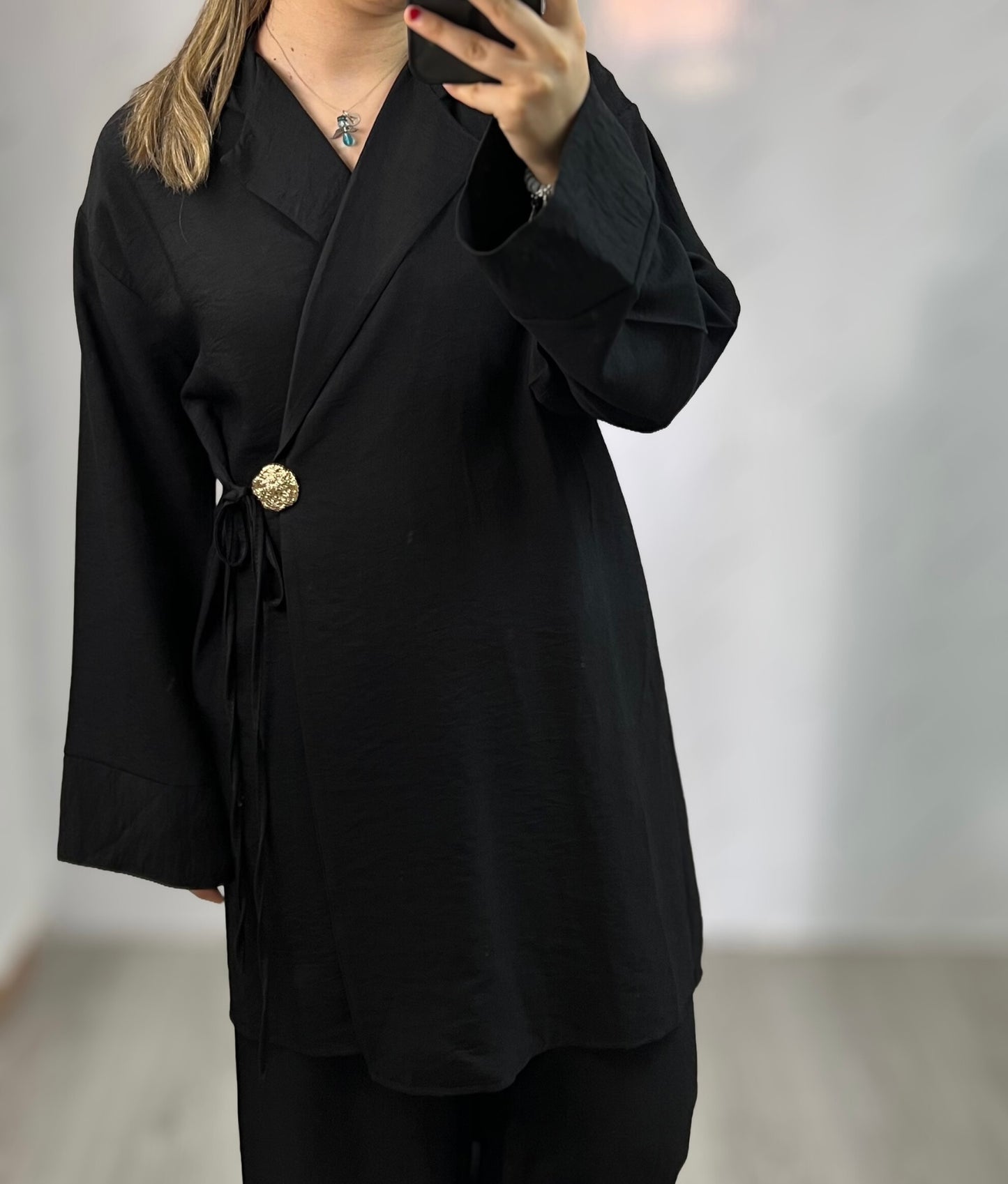 Conjunto negro con broche