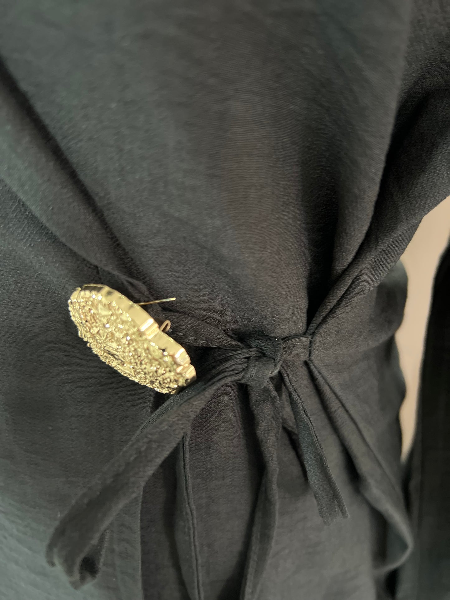 Conjunto negro con broche