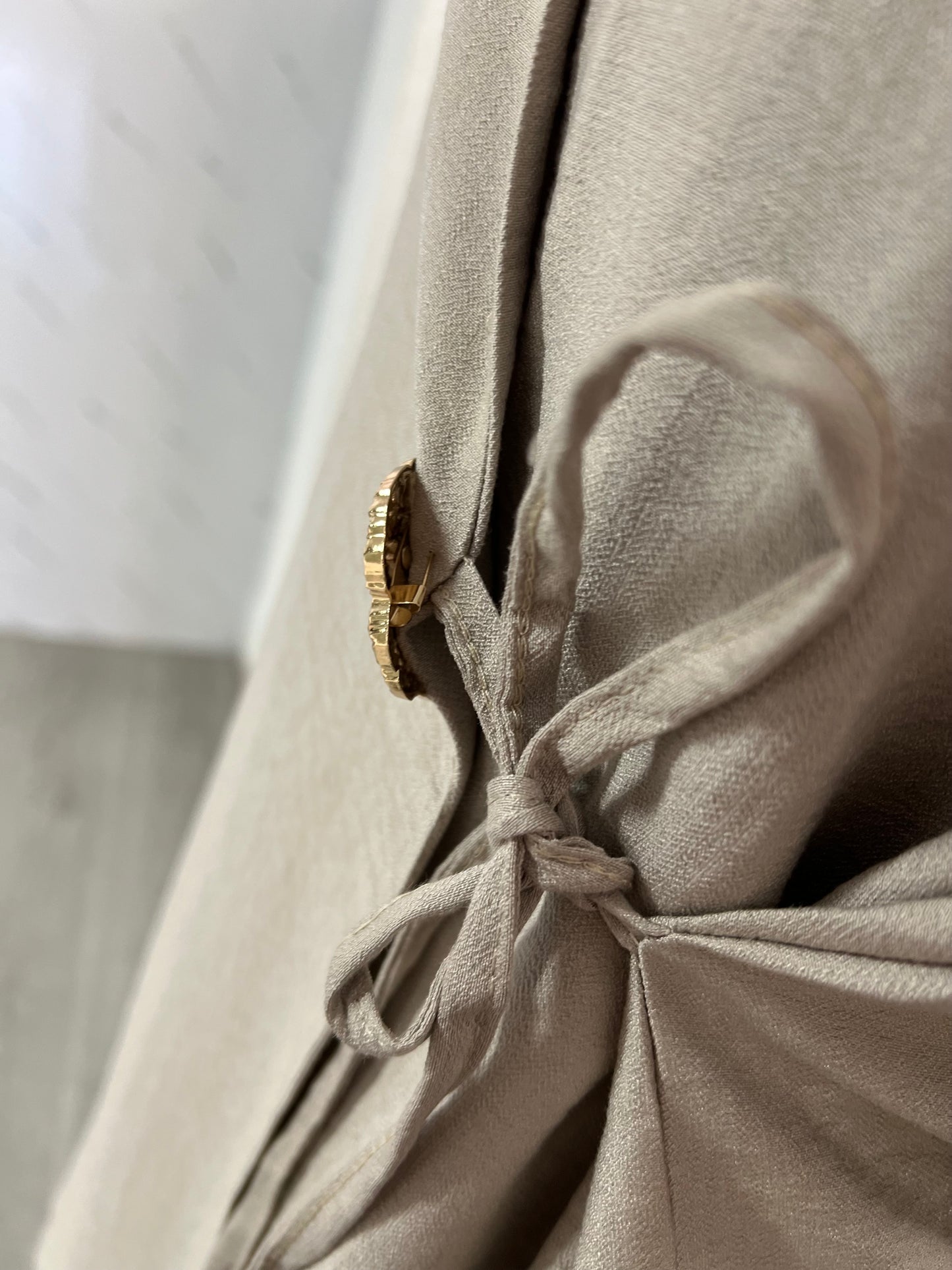 Conjunto taupe con broche