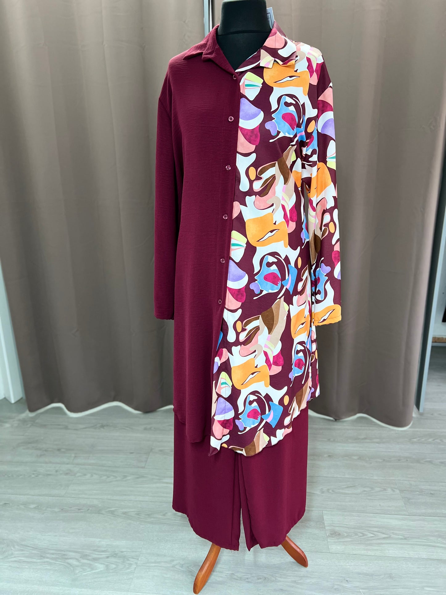 Conjunto estampado burdeos