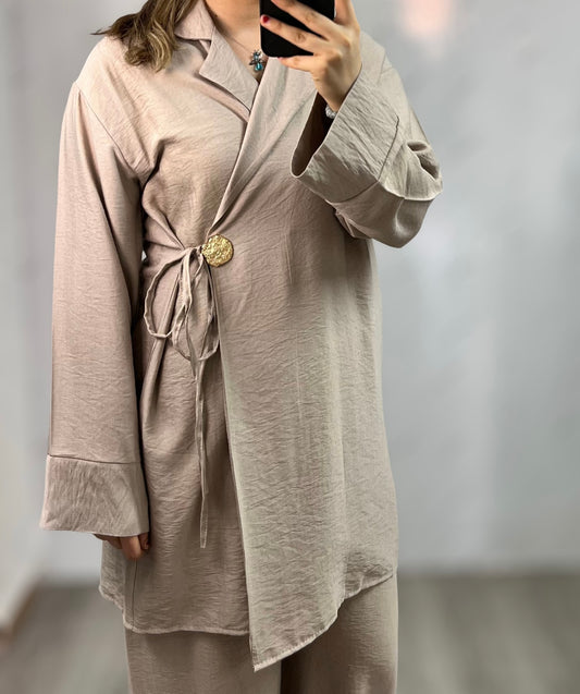 Conjunto taupe con broche