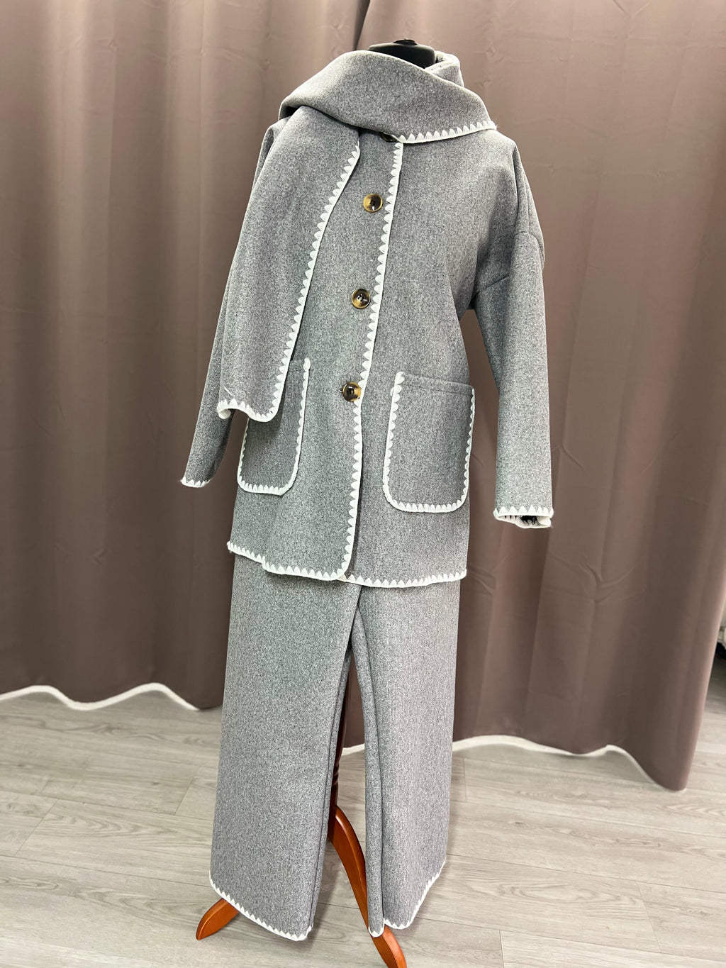 Conjunto con bufanda Gris