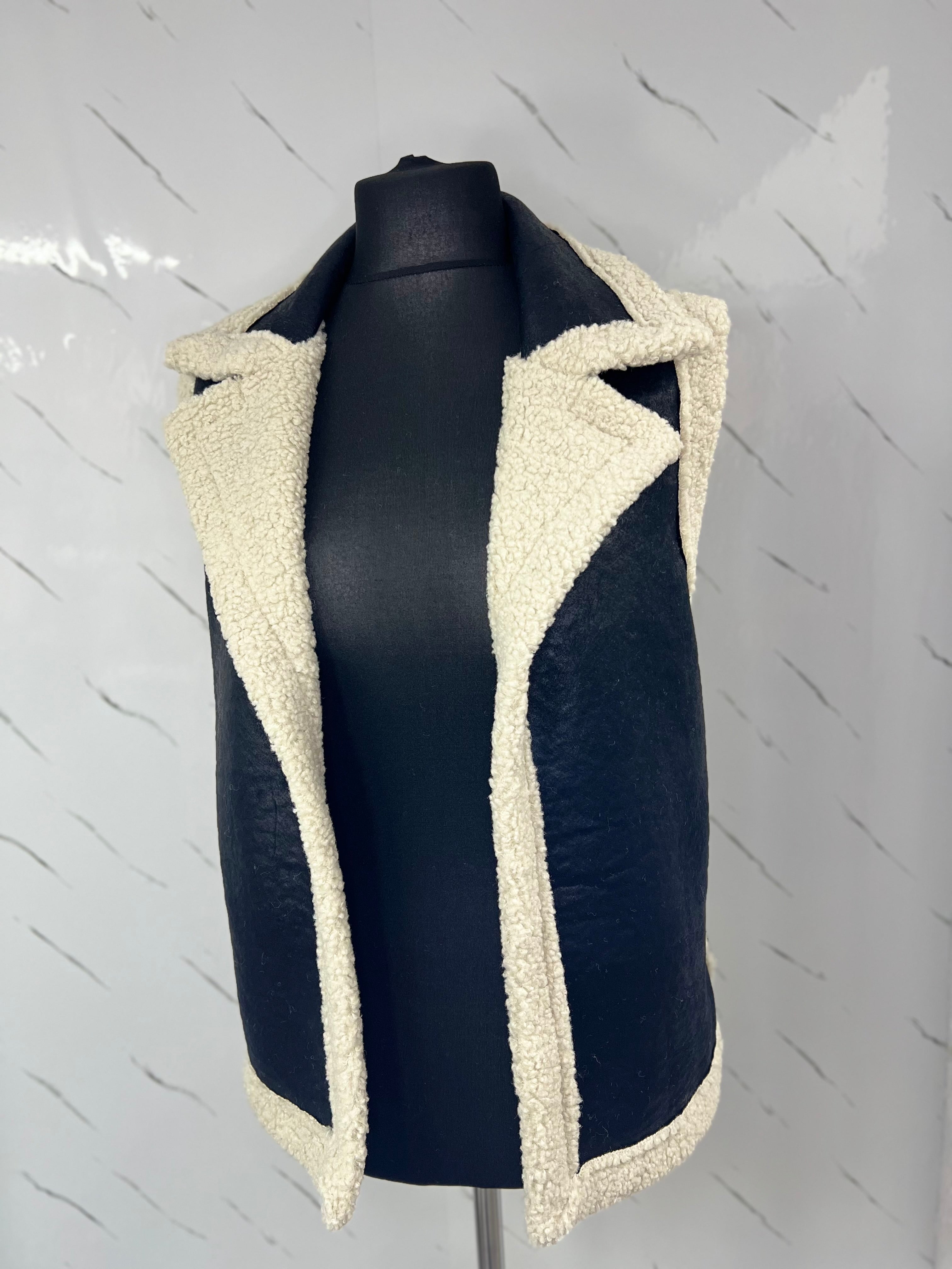 Chaleco de borrego negro