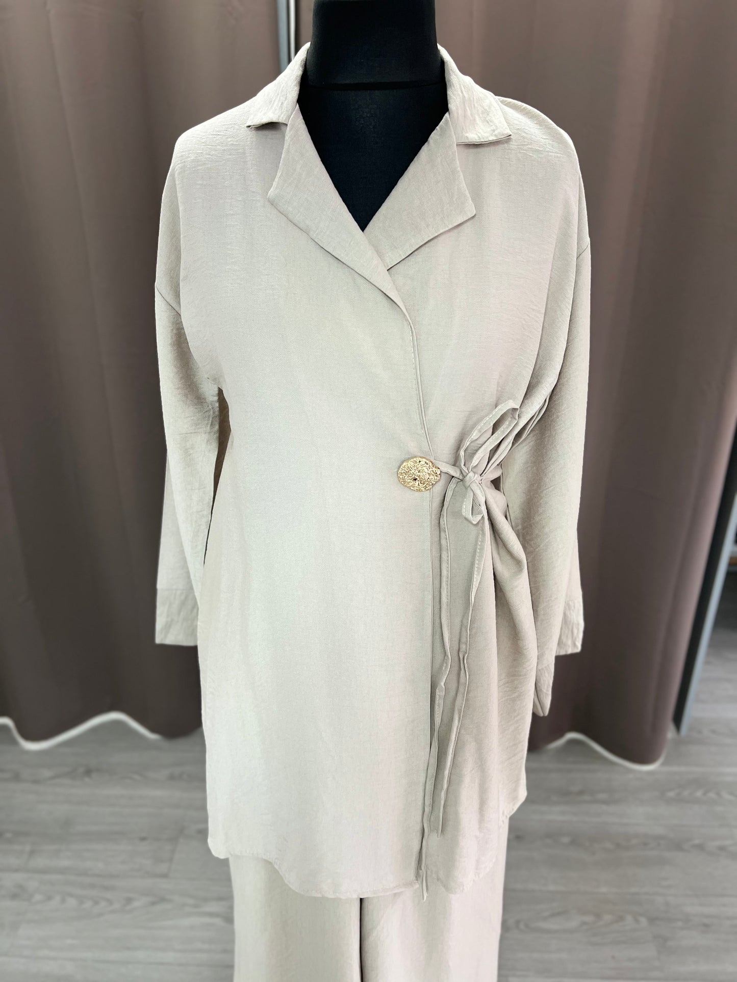 Conjunto taupe con broche