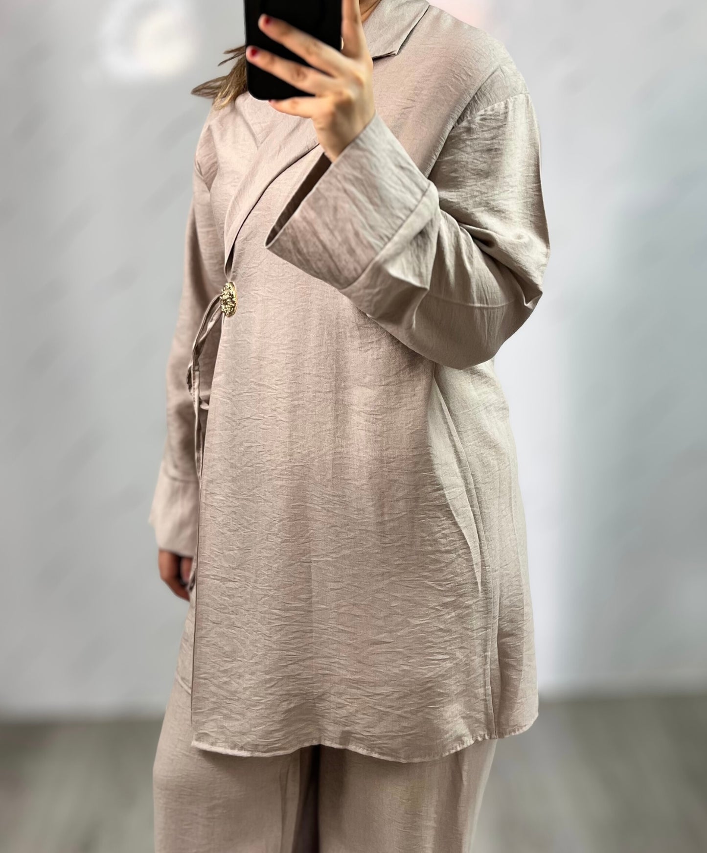 Conjunto taupe con broche