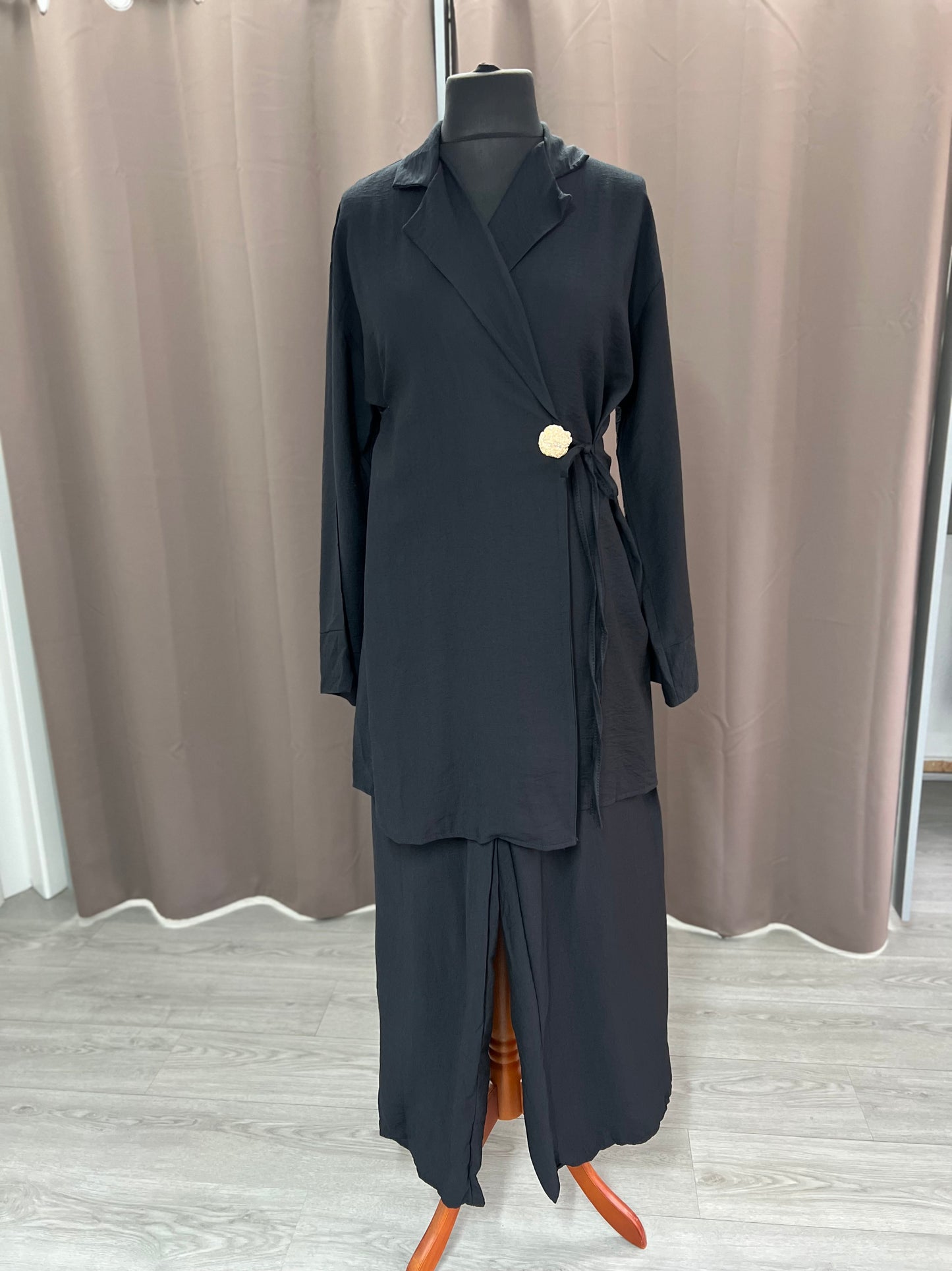 Conjunto negro con broche