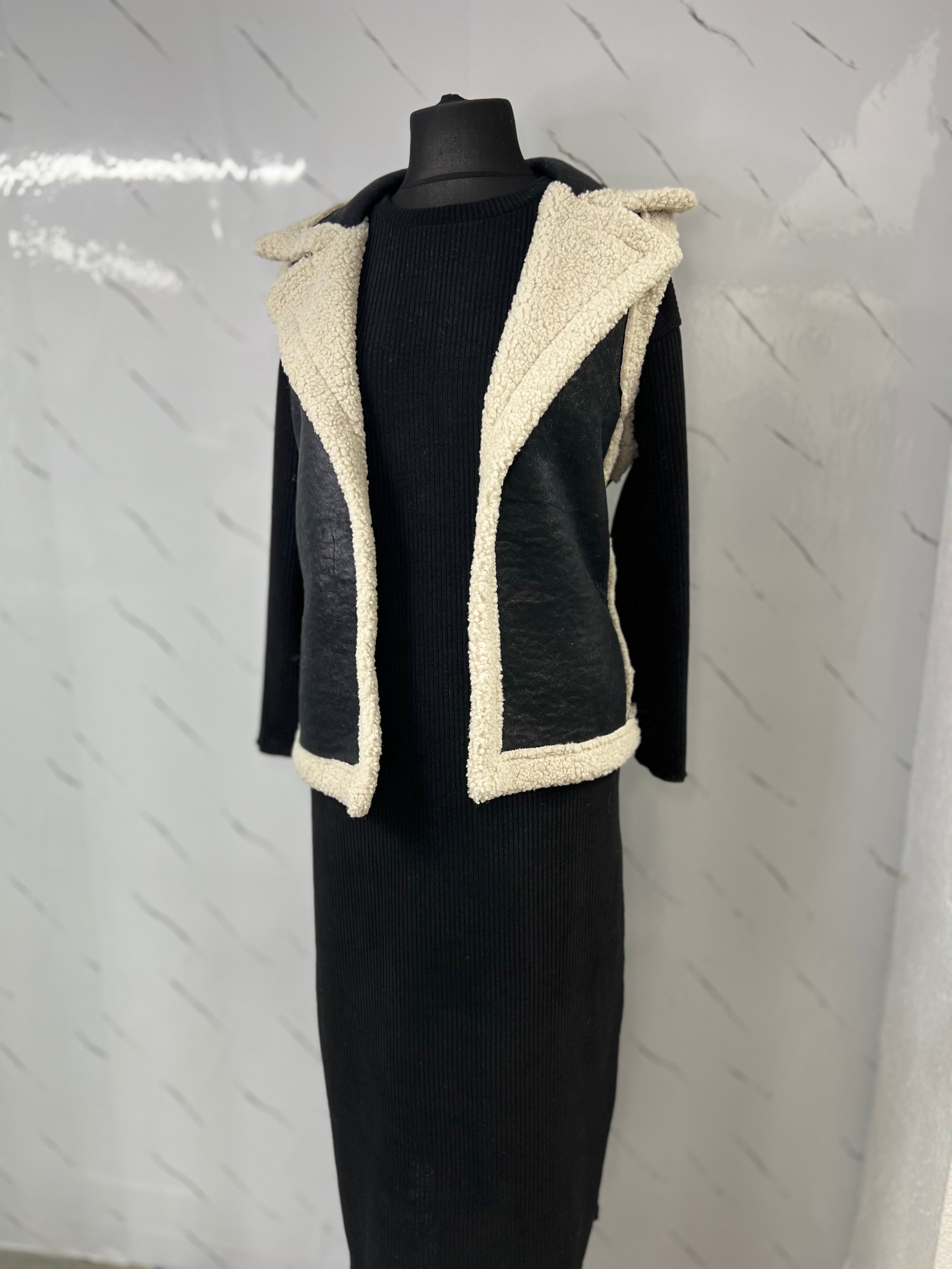 Chaleco de borrego negro