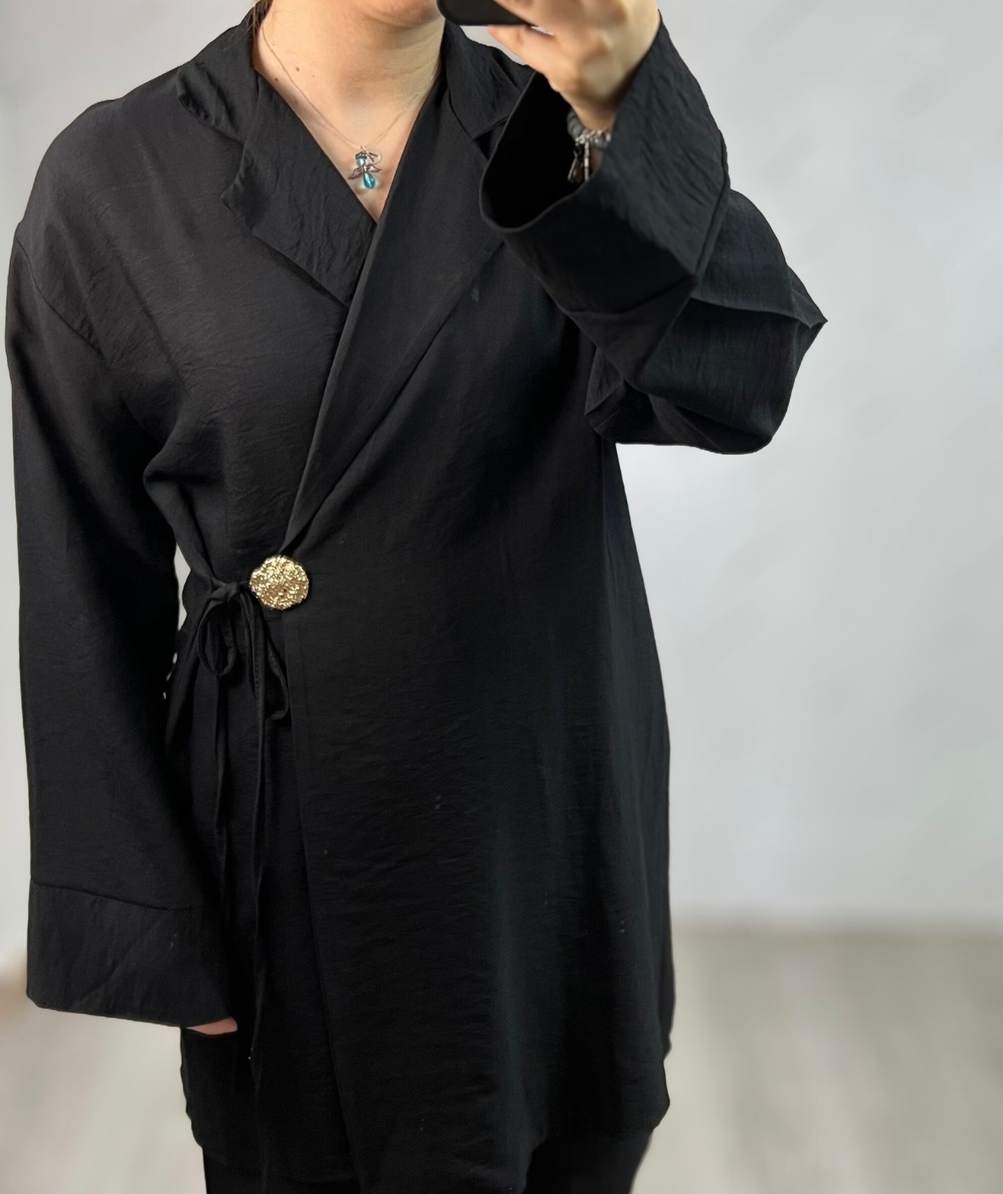 Conjunto negro con broche