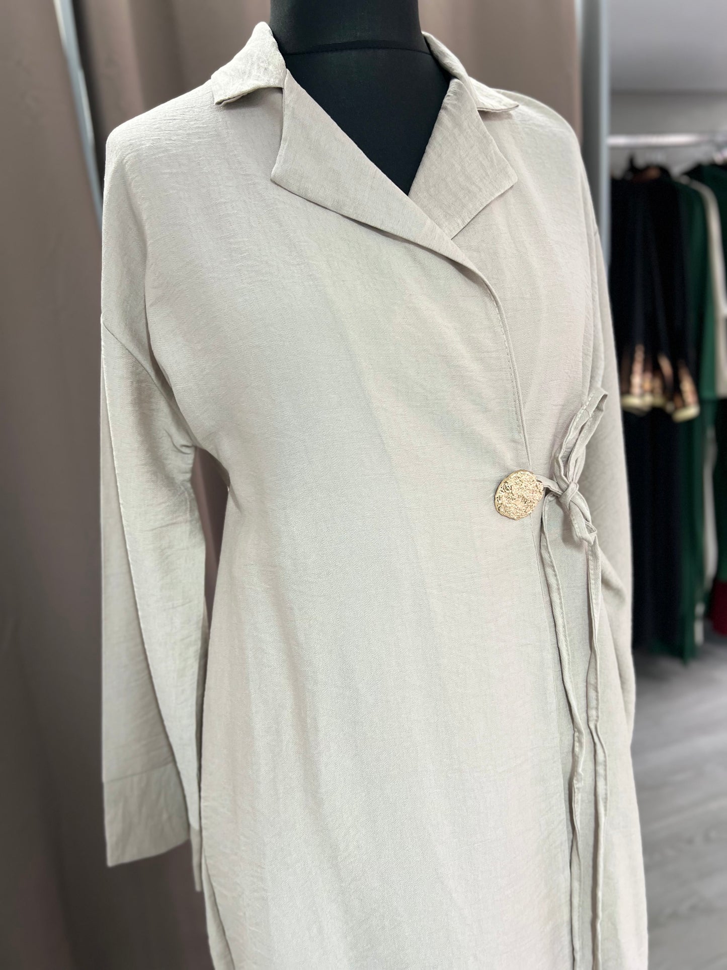 Conjunto taupe con broche
