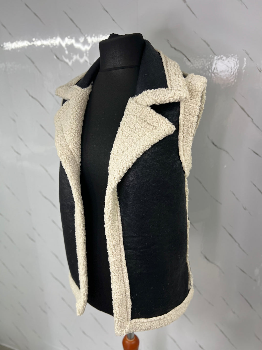 Chaleco de borrego negro