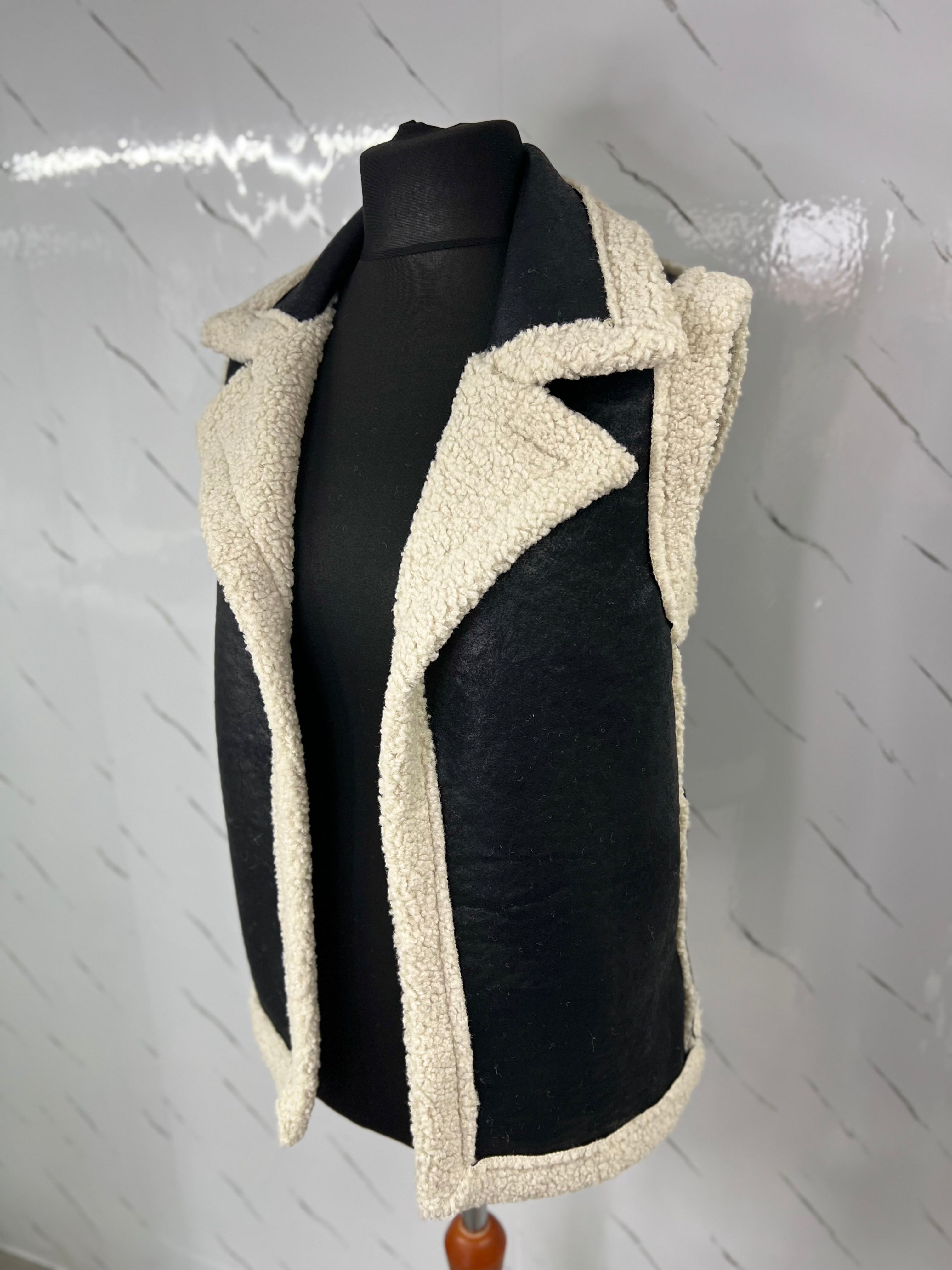 Chaleco de borrego negro