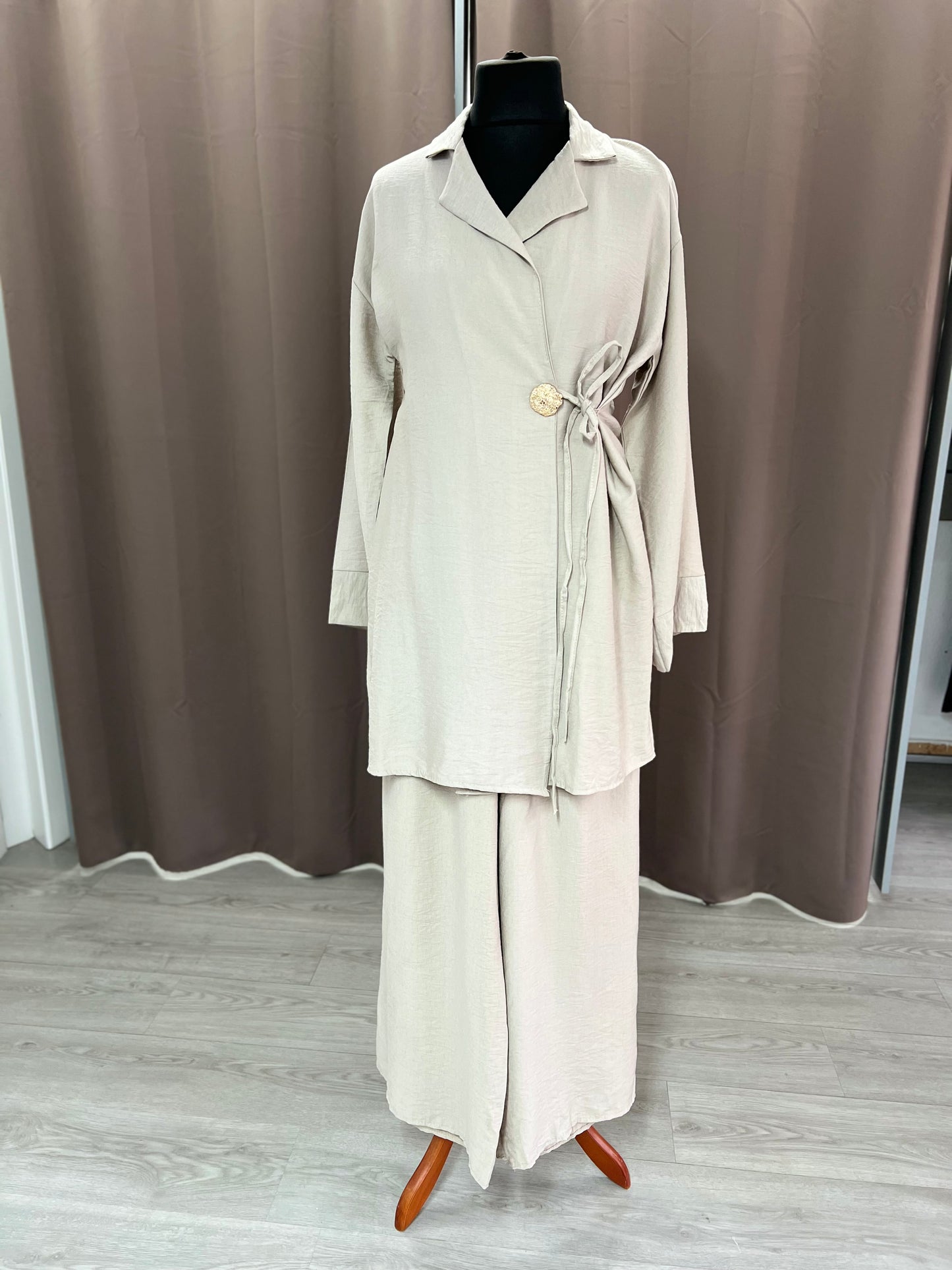 Conjunto taupe con broche