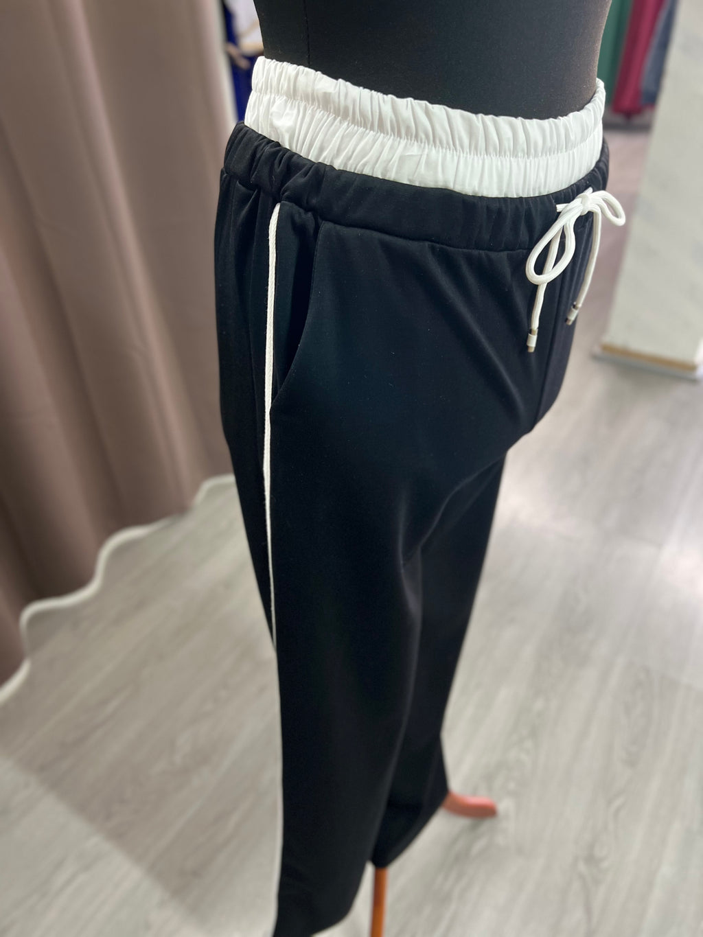 Conjunto deportivo negro