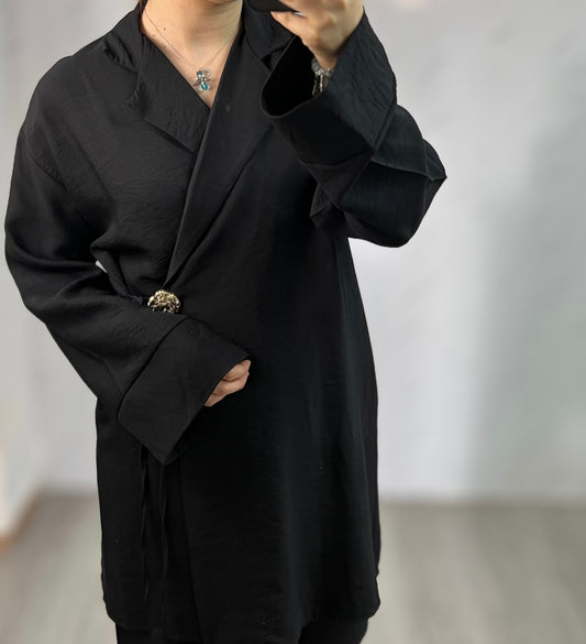 Conjunto negro con broche