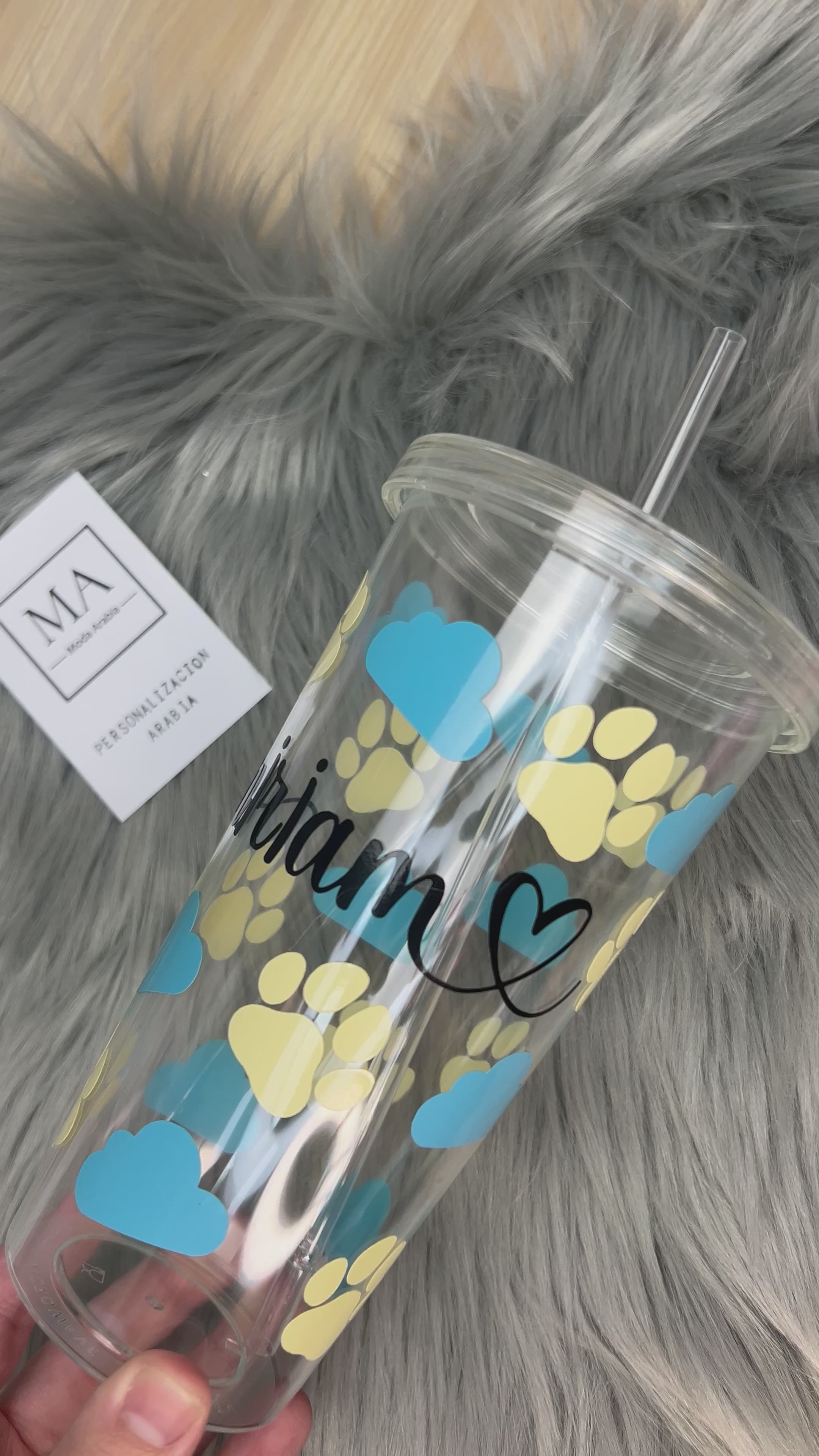 Vaso huellas y nubes