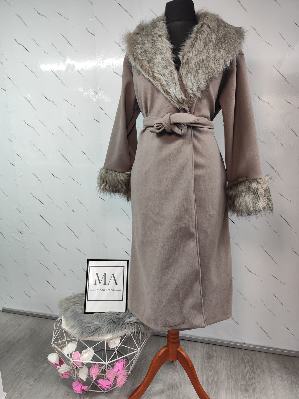 Abrigo largo con cuello y puños de pelo