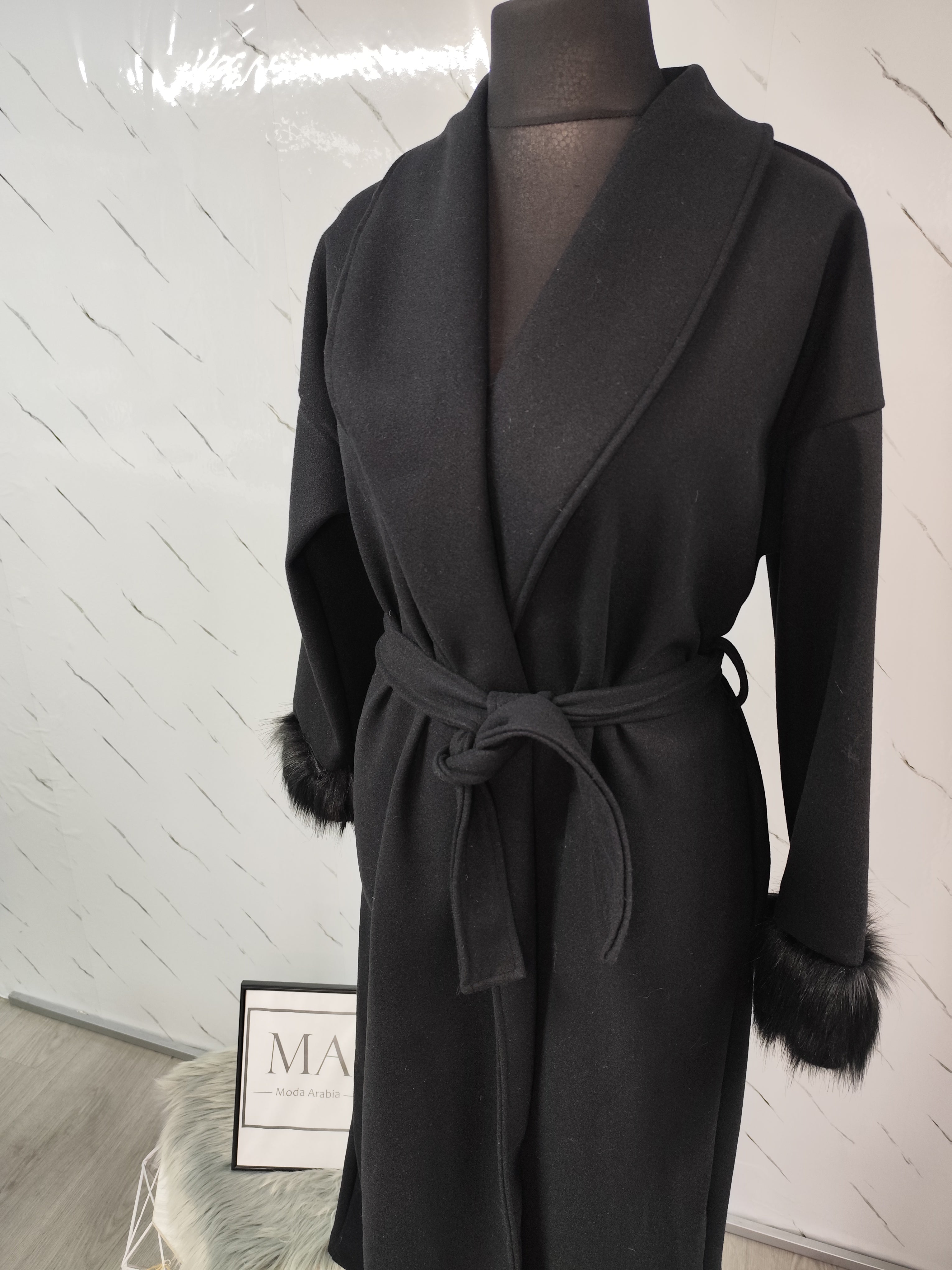 Abrigo largo con puños de pelo Negro