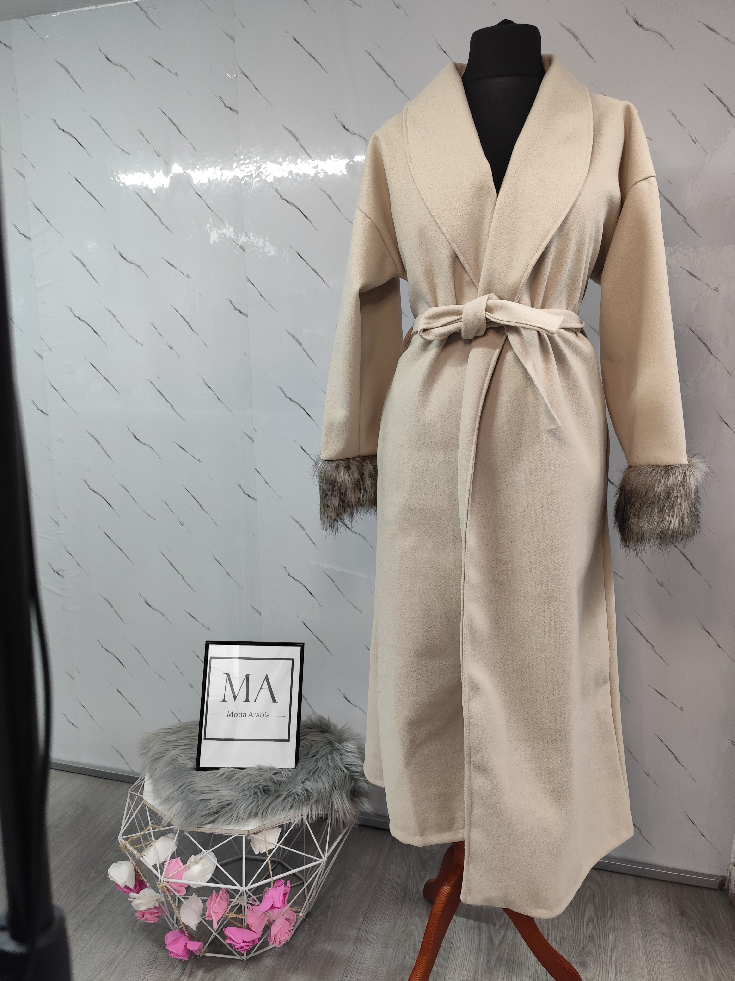 Abrigo largo con puños de pelo Beige